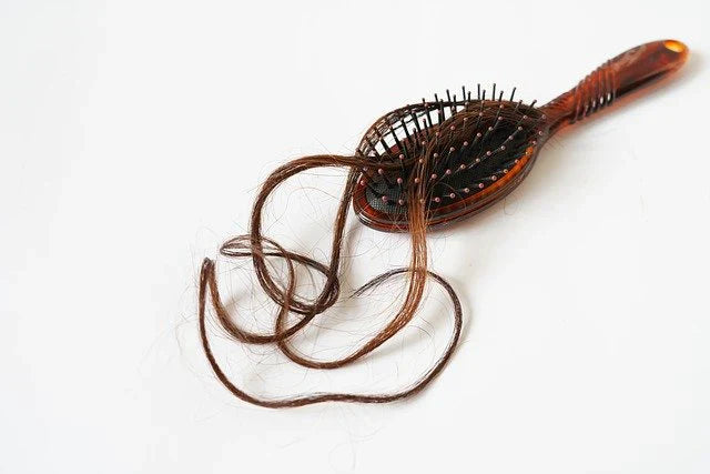 Chute de cheveux automnale: et si on faisait une cure de biotine ?
